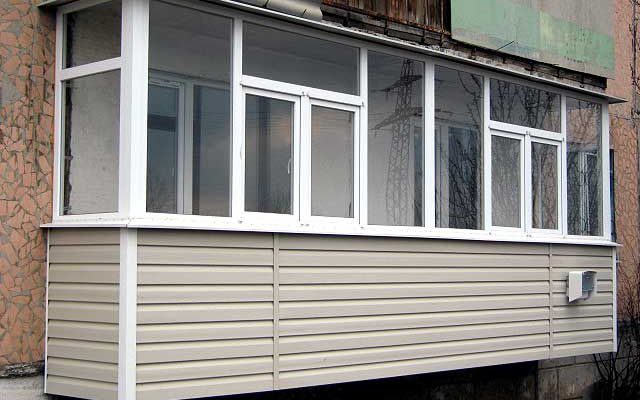 Оздоблення балкону сайдингом зовні