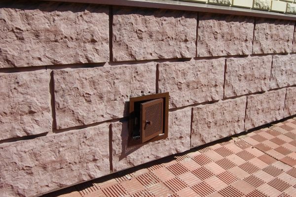 Оздоблення цоколя панелями під камінь